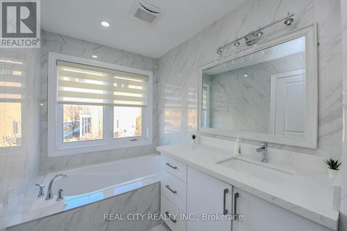7020 Black Walnut Trail, Mississauga, ON - Indoor Photo Showing Bathroom