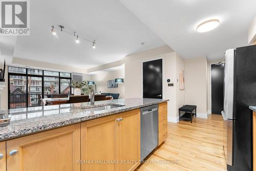 401 - 374 Cooper Street, Ottawa, ON - Indoor Photo Showing Kitchen