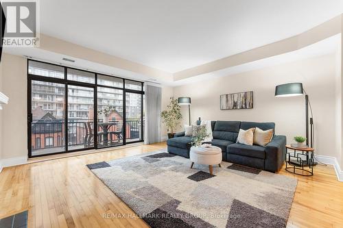 401 - 374 Cooper Street, Ottawa, ON - Indoor Photo Showing Living Room