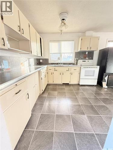732 Duncan Drive, Weyburn, SK - Indoor Photo Showing Kitchen