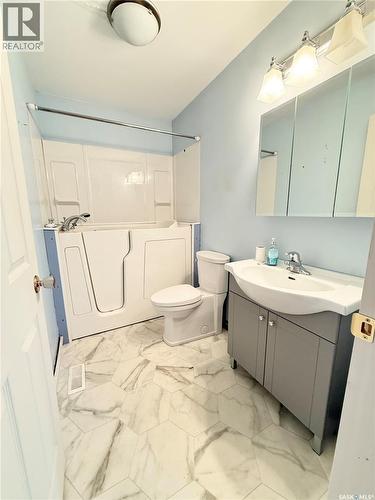 732 Duncan Drive, Weyburn, SK - Indoor Photo Showing Bathroom