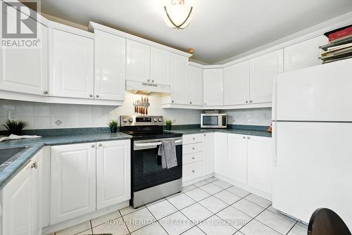 337 Ferndale Drive S, Barrie (Ardagh), ON - Indoor Photo Showing Kitchen