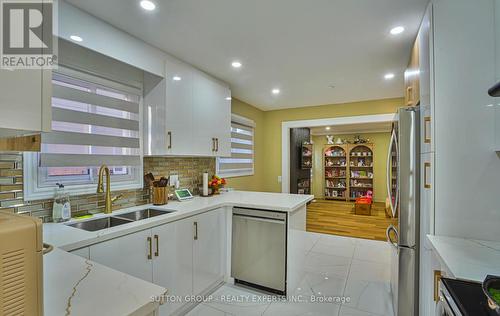 4322 Shelby Crescent, Mississauga, ON - Indoor Photo Showing Kitchen With Double Sink