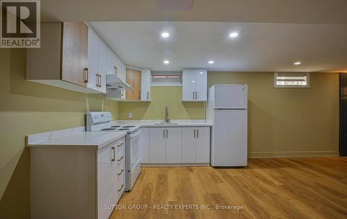 4322 Shelby Crescent, Mississauga, ON - Indoor Photo Showing Kitchen