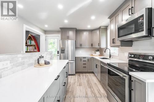 8304 County Road 169, Severn, ON - Indoor Photo Showing Kitchen With Upgraded Kitchen