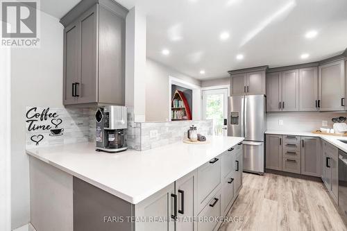 8304 County Road 169, Severn, ON - Indoor Photo Showing Kitchen With Double Sink With Upgraded Kitchen