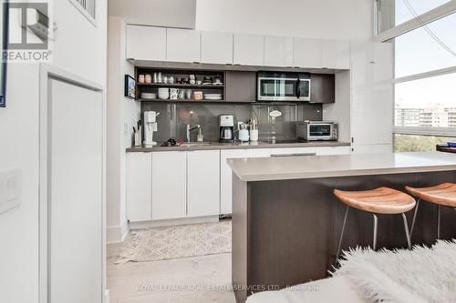 906 - 111 St Clair Avenue W, Toronto, ON - Indoor Photo Showing Kitchen