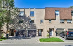 10 VILLAGE GREEN WAY  Toronto, ON M2J 1K8
