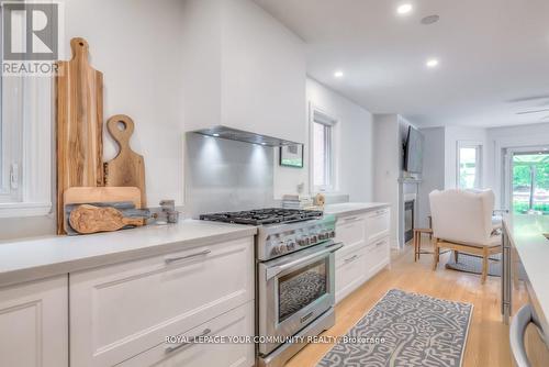 503 Silken Laumann Drive, Newmarket, ON - Indoor Photo Showing Kitchen With Upgraded Kitchen