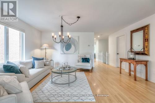 503 Silken Laumann Drive, Newmarket, ON - Indoor Photo Showing Living Room