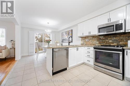 117 Professor Day Drive, Bradford West Gwillimbury, ON - Indoor Photo Showing Kitchen With Upgraded Kitchen