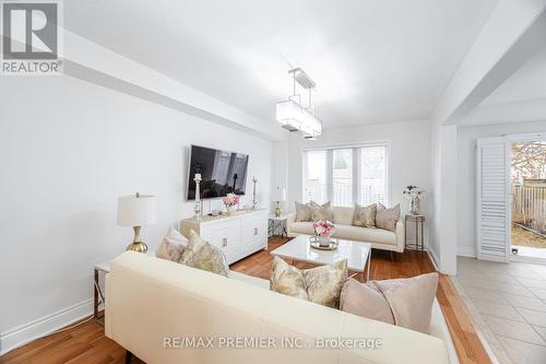 117 Professor Day Drive, Bradford West Gwillimbury, ON - Indoor Photo Showing Living Room