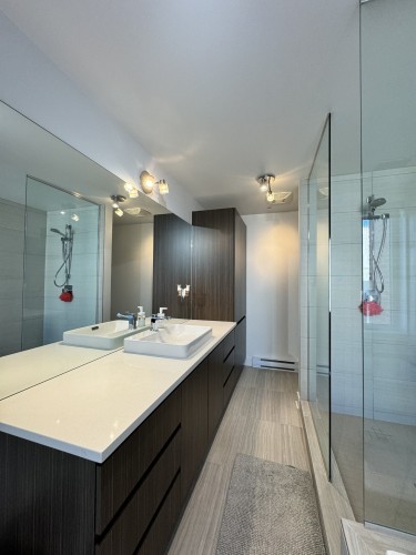 Salle de bains attenante à la CCP - 514-2160 Av. Terry-Fox, Laval (Chomedey), QC - Indoor Photo Showing Bathroom