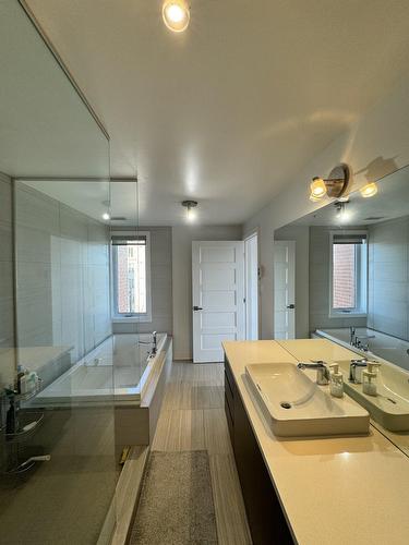 Salle de bains attenante à la CCP - 514-2160 Av. Terry-Fox, Laval (Chomedey), QC - Indoor
