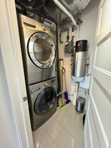 Salle de lavage - 514-2160 Av. Terry-Fox, Laval (Chomedey), QC - Indoor Photo Showing Laundry Room
