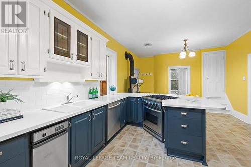 6722 Rideau Valley Drive S, Ottawa, ON - Indoor Photo Showing Kitchen With Upgraded Kitchen