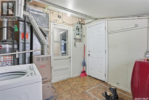1401 2Nd Avenue N, Saskatoon, SK - Indoor Photo Showing Laundry Room