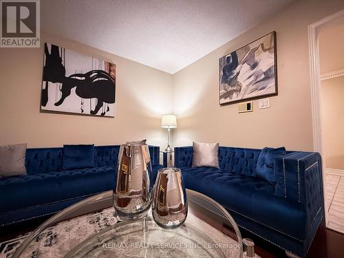 69 Pennsylvania Avenue, Brampton, ON - Indoor Photo Showing Living Room