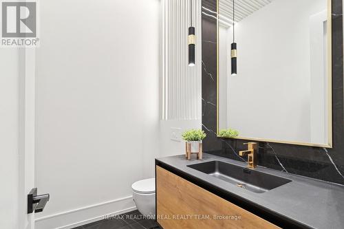 1362 Sedgewick Crescent, Oakville, ON - Indoor Photo Showing Bathroom