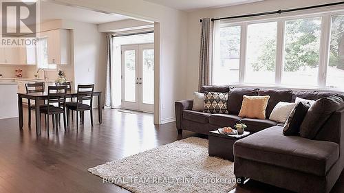 251 Danny Wheeler Boulevard, Georgina, ON - Indoor Photo Showing Living Room
