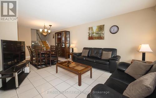 7812 Kittridge Drive, Mississauga, ON - Indoor Photo Showing Living Room
