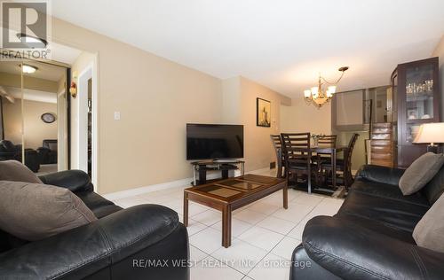 7812 Kittridge Drive, Mississauga, ON - Indoor Photo Showing Living Room
