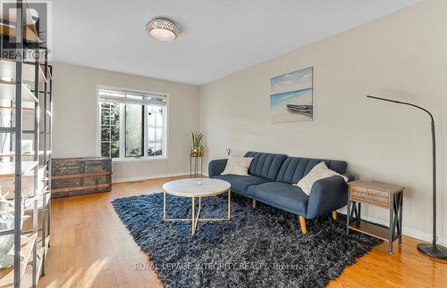 1109 Cindy Hill Crescent, Ottawa, ON - Indoor Photo Showing Living Room