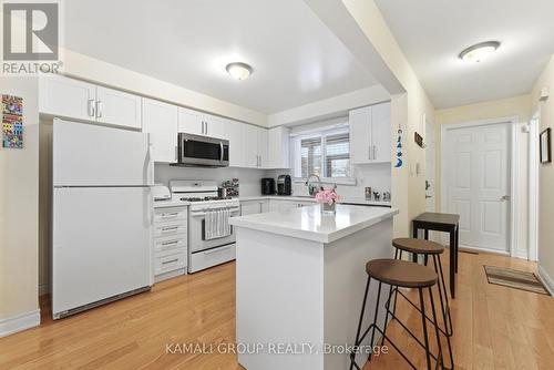 Island/Breakfast Bar - Main - 112 Kersey Crescent, Richmond Hill, ON - Indoor Photo Showing Kitchen