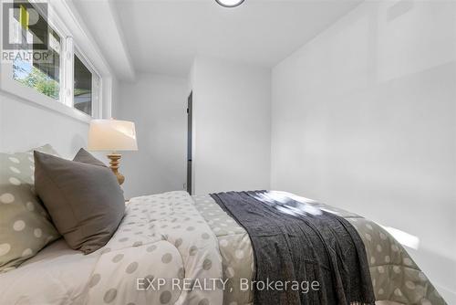 39 Grandfield Street, Hamilton, ON - Indoor Photo Showing Bedroom