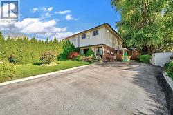 1224 FAIRDALE DRIVE  Mississauga, ON L5C 1K4