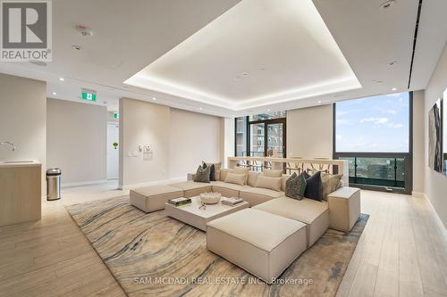 813 - 28 Ann Street, Mississauga, ON - Indoor Photo Showing Living Room