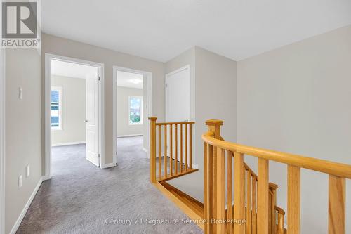 Upper level landing showing 2 bedrooms - 9 - 8273 Tulip Tree Drive, Niagara Falls, ON 