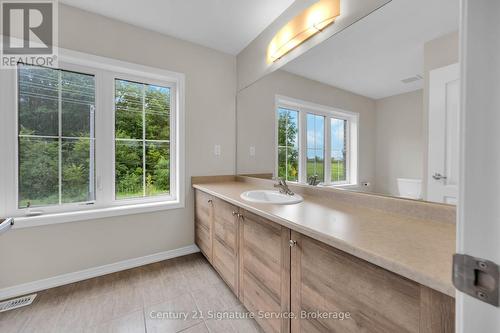 Main bathroom with ample storage and counter space - 9 - 8273 Tulip Tree Drive, Niagara Falls, ON 