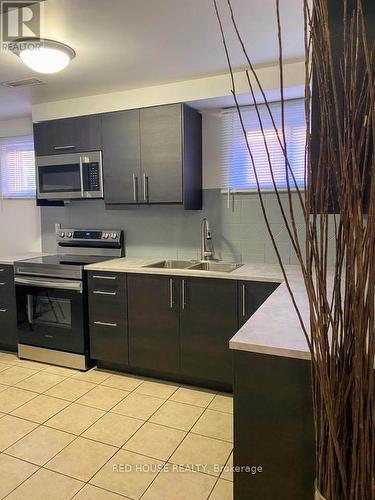 518 Meadows Boulevard, Mississauga, ON - Indoor Photo Showing Kitchen With Double Sink