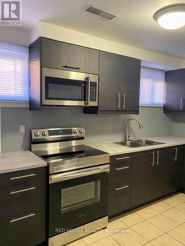 518 Meadows Boulevard, Mississauga, ON - Indoor Photo Showing Kitchen With Double Sink