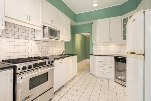 Kitchen - 3567 Av. Girouard, Montréal (Côte-Des-Neiges/Notre-Dame-De-Grâce), QC - Indoor Photo Showing Kitchen With Upgraded Kitchen