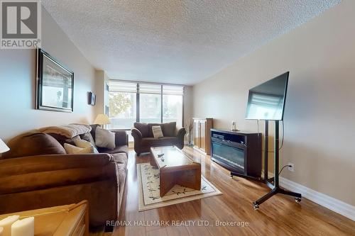 South facing living room - 308 - 40 Baif Boulevard, Richmond Hill, ON - Indoor Photo Showing Living Room