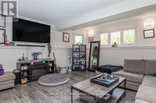 7972 County 13 Road, Adjala-Tosorontio, ON - Indoor Photo Showing Living Room