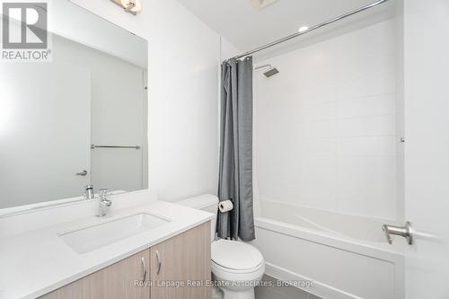 B401 - 5240 Dundas Street, Burlington, ON - Indoor Photo Showing Bathroom