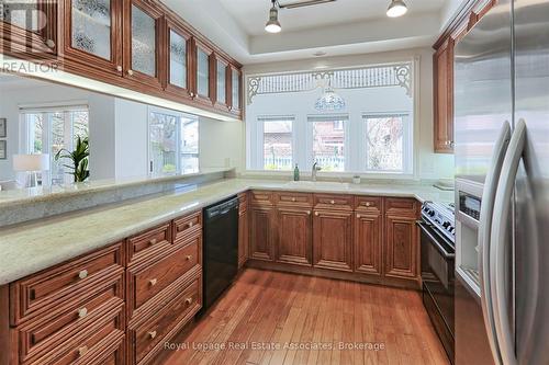599 Lakeside Avenue, Mississauga, ON - Indoor Photo Showing Kitchen