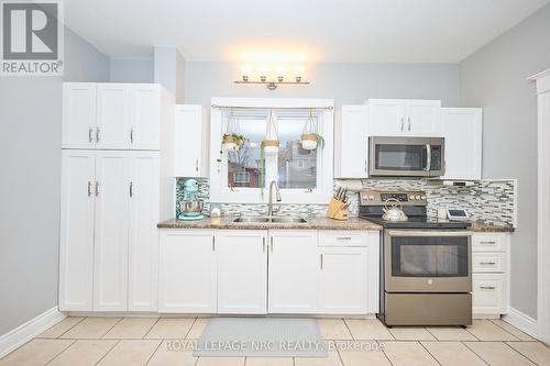 138 Young Street, Welland (Welland Downtown), ON - Indoor Photo Showing Kitchen With Double Sink