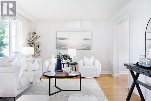 504 Elm Road, Whitchurch-Stouffville (Stouffville), ON - Indoor Photo Showing Living Room