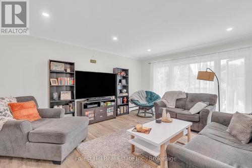 110 Stonybrook Drive, Kitchener, ON - Indoor Photo Showing Living Room