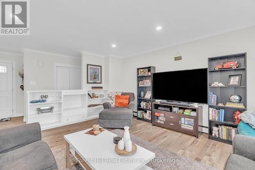 110 Stonybrook Drive, Kitchener, ON - Indoor Photo Showing Living Room
