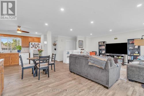 110 Stonybrook Drive, Kitchener, ON - Indoor Photo Showing Living Room