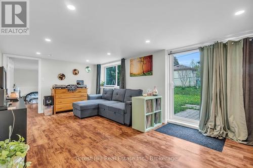 110 Stonybrook Drive, Kitchener, ON - Indoor Photo Showing Living Room
