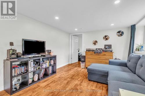 110 Stonybrook Drive, Kitchener, ON - Indoor Photo Showing Living Room