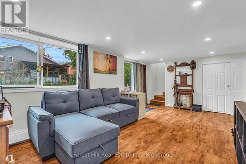 110 Stonybrook Drive, Kitchener, ON - Indoor Photo Showing Living Room