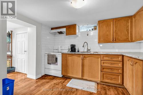 110 Stonybrook Drive, Kitchener, ON - Indoor Photo Showing Kitchen