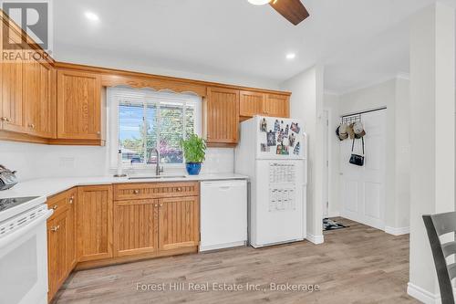 110 Stonybrook Drive, Kitchener, ON - Indoor Photo Showing Kitchen
